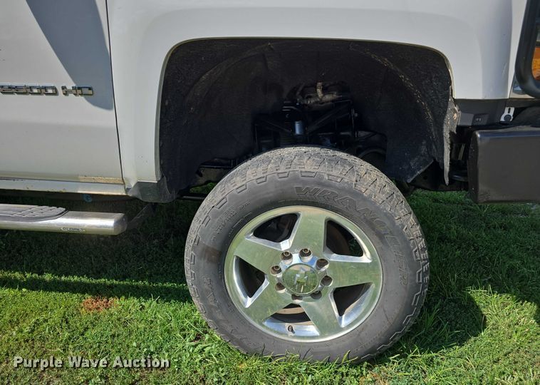 image for item EO1615 2015 Chevrolet Silverado 2500HD Crew Cab pickup truck