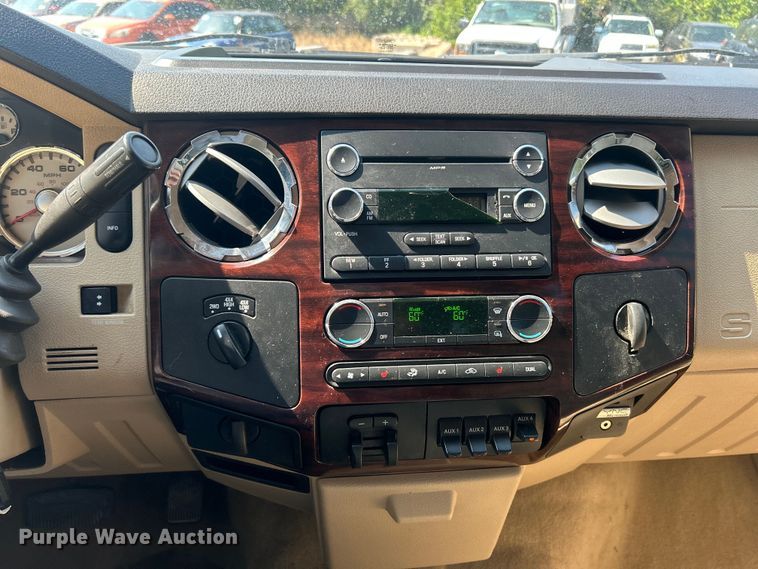 image for item ET3039 2010 Ford F250 Super Duty XL  Crew Cab pickup truck