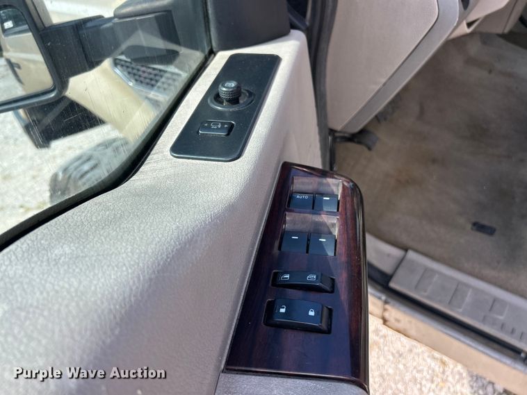 image for item ET3092 2008 Ford F250 Super Duty Lariat  Crew Cab flatbed truck