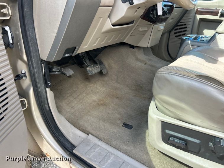 image for item ET3092 2008 Ford F250 Super Duty Lariat  Crew Cab flatbed truck