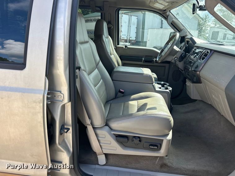 image for item ET3092 2008 Ford F250 Super Duty Lariat  Crew Cab flatbed truck