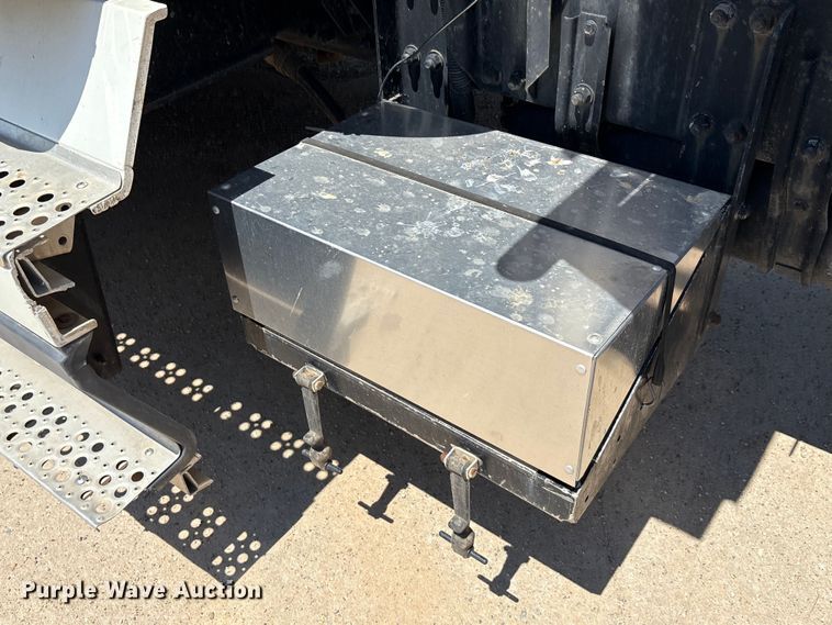 image for item EU0031 1992 Freightliner FLD semi truck