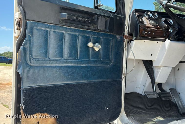 image for item EU0031 1992 Freightliner FLD semi truck