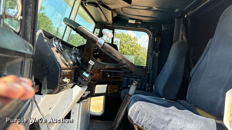 image for item EU0031 1992 Freightliner FLD semi truck