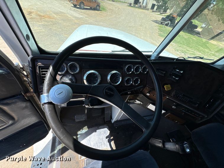 image for item EU0031 1992 Freightliner FLD semi truck