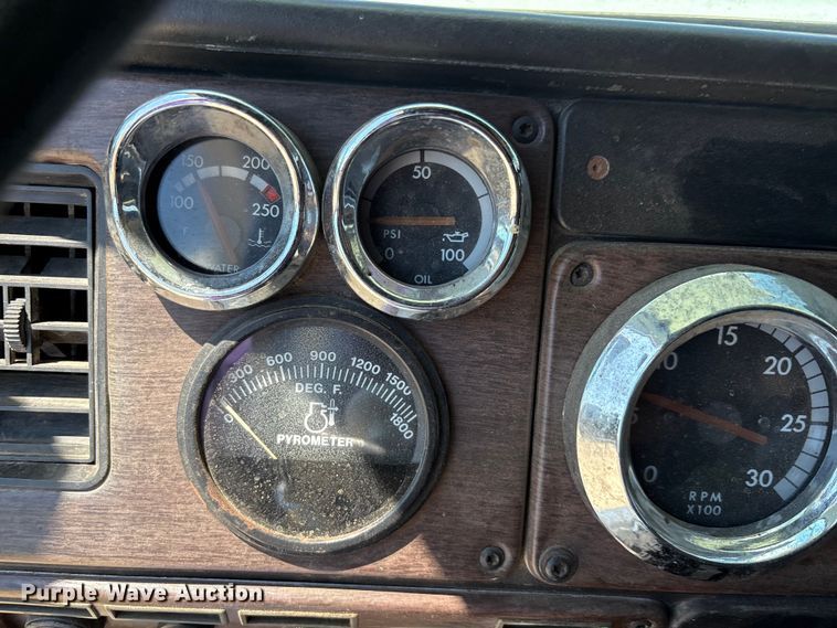 image for item EU0031 1992 Freightliner FLD semi truck