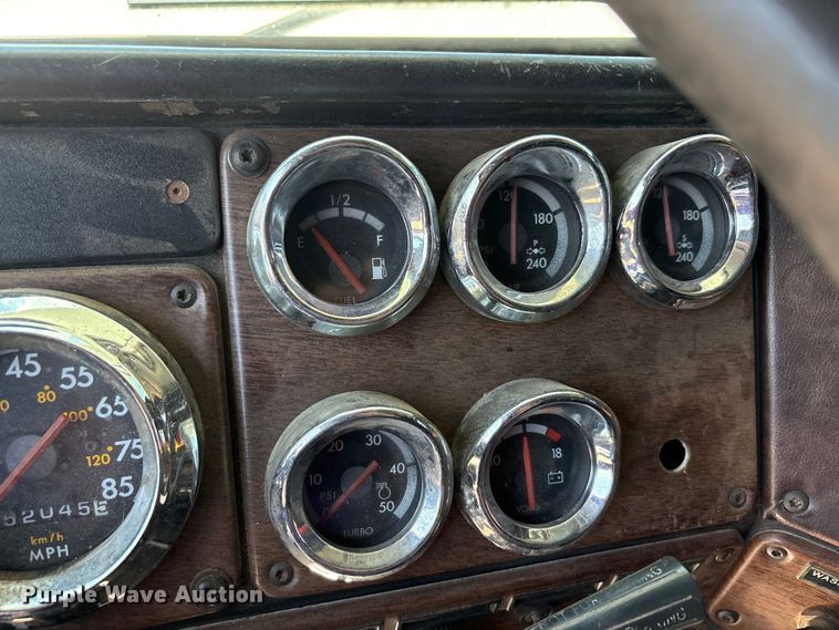 image for item EU0031 1992 Freightliner FLD semi truck