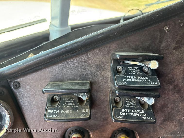 image for item EU0031 1992 Freightliner FLD semi truck