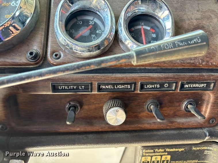 image for item EU0031 1992 Freightliner FLD semi truck