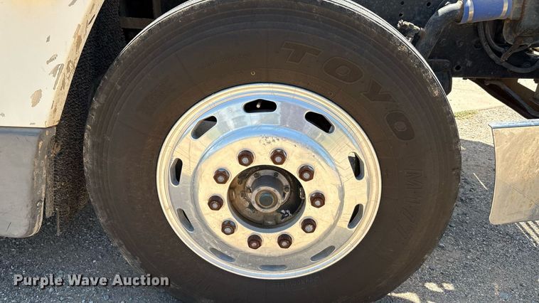 image for item EU0031 1992 Freightliner FLD semi truck