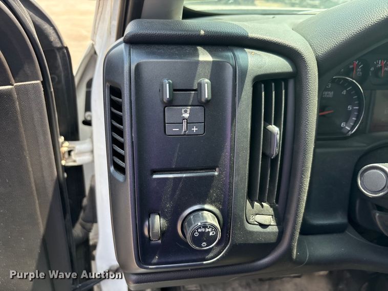 image for item EU0067 2015 Chevrolet Silverado 2500HD Crew Cab pickup truck