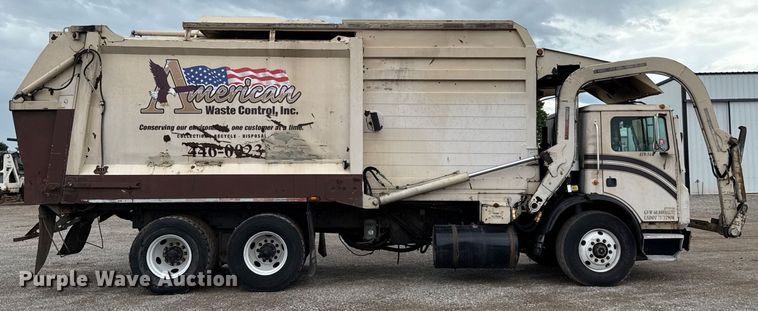 image for item EU2110 2002 Mack refuse truck