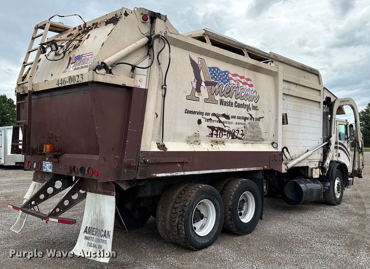 image for item EU2110 2002 Mack refuse truck