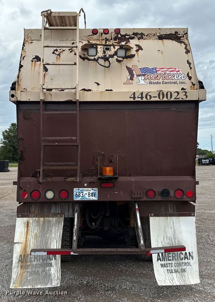 image for item EU2110 2002 Mack refuse truck