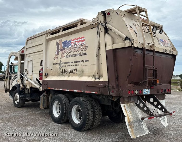 image for item EU2110 2002 Mack refuse truck