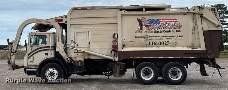 image for item EU2110 2002 Mack refuse truck