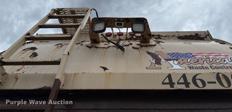 image for item EU2110 2002 Mack refuse truck