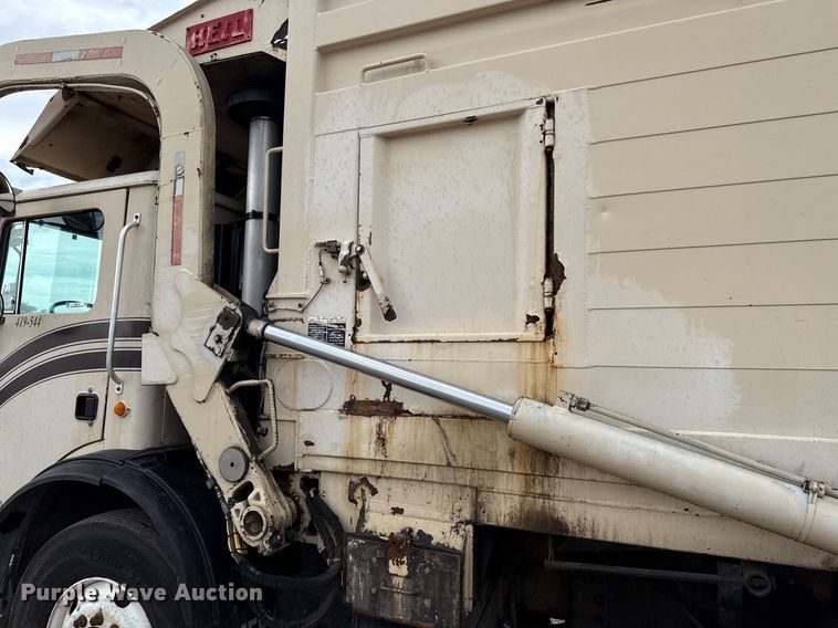 image for item EU2110 2002 Mack refuse truck