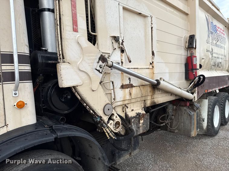 image for item EU2110 2002 Mack refuse truck