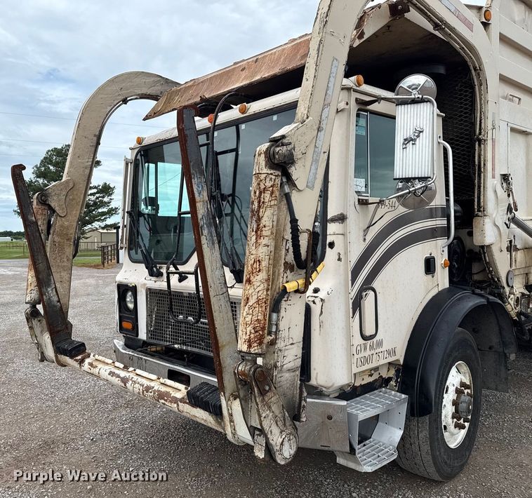 image for item EU2110 2002 Mack refuse truck