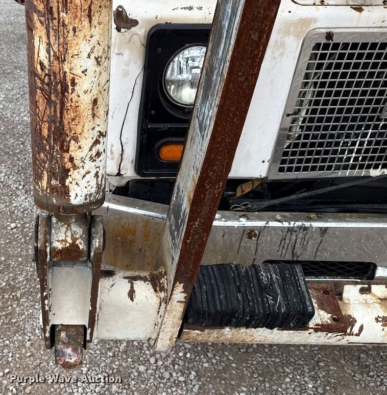 image for item EU2110 2002 Mack refuse truck