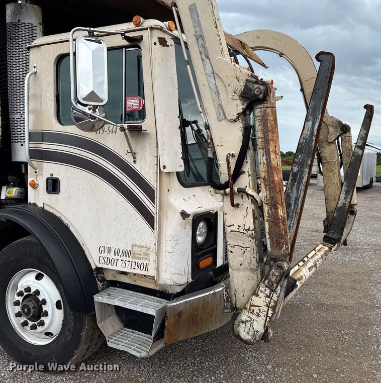 image for item EU2110 2002 Mack refuse truck