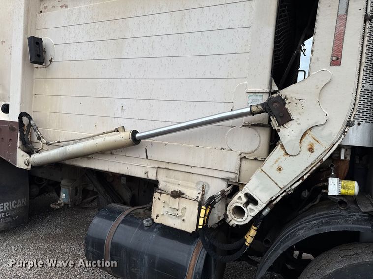 image for item EU2110 2002 Mack refuse truck