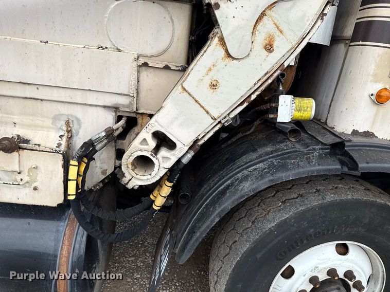 image for item EU2110 2002 Mack refuse truck