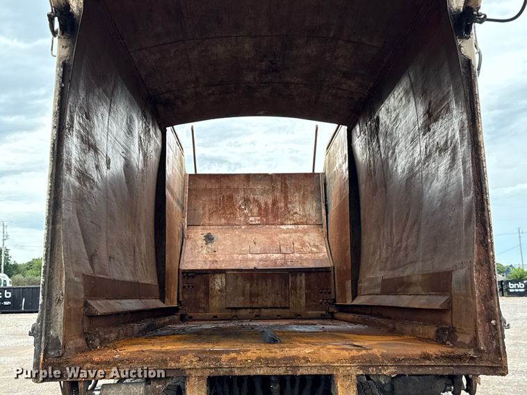 image for item EU2110 2002 Mack refuse truck