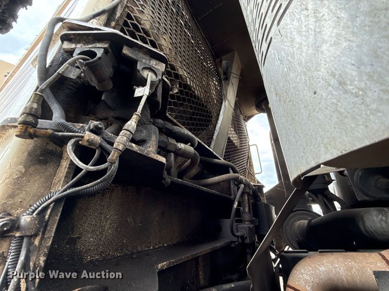 image for item EU2110 2002 Mack refuse truck