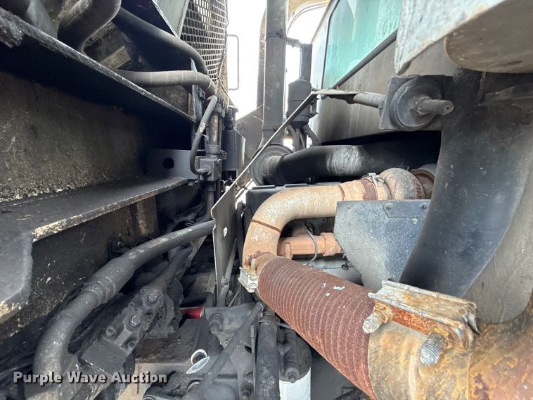 image for item EU2110 2002 Mack refuse truck