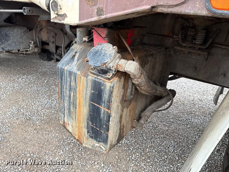 image for item EU2110 2002 Mack refuse truck