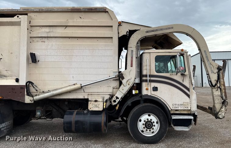 image for item EU2110 2002 Mack refuse truck