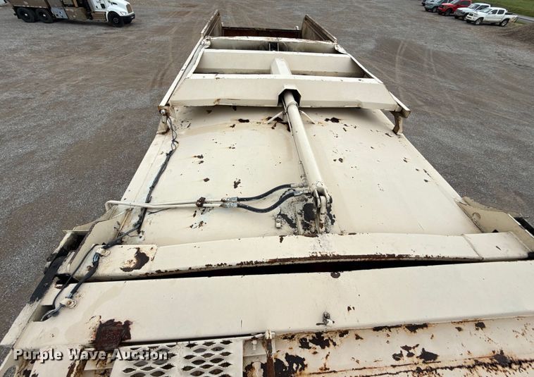 image for item EU2110 2002 Mack refuse truck