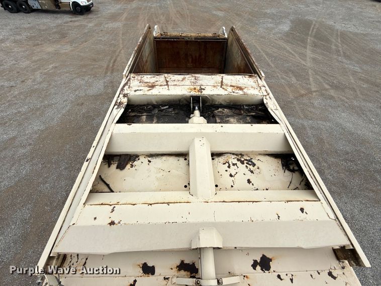 image for item EU2110 2002 Mack refuse truck