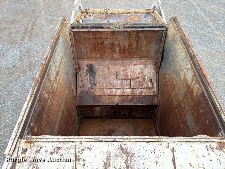 image for item EU2110 2002 Mack refuse truck