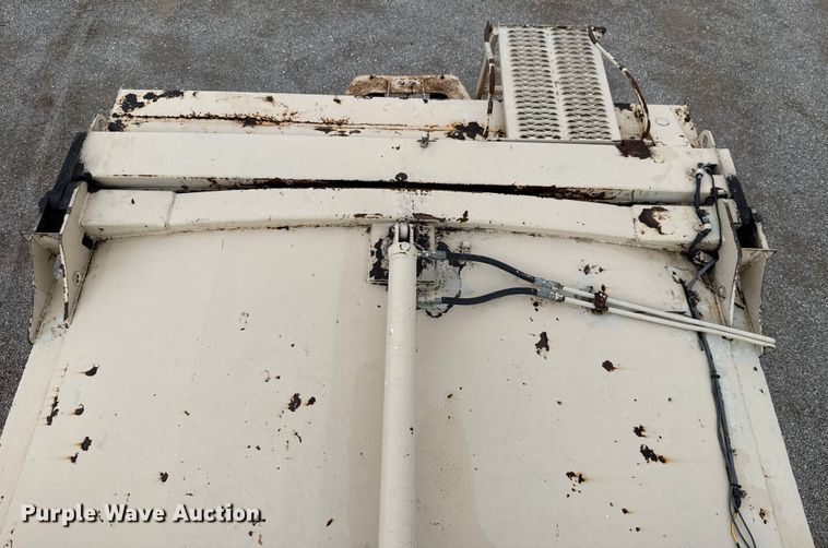 image for item EU2110 2002 Mack refuse truck