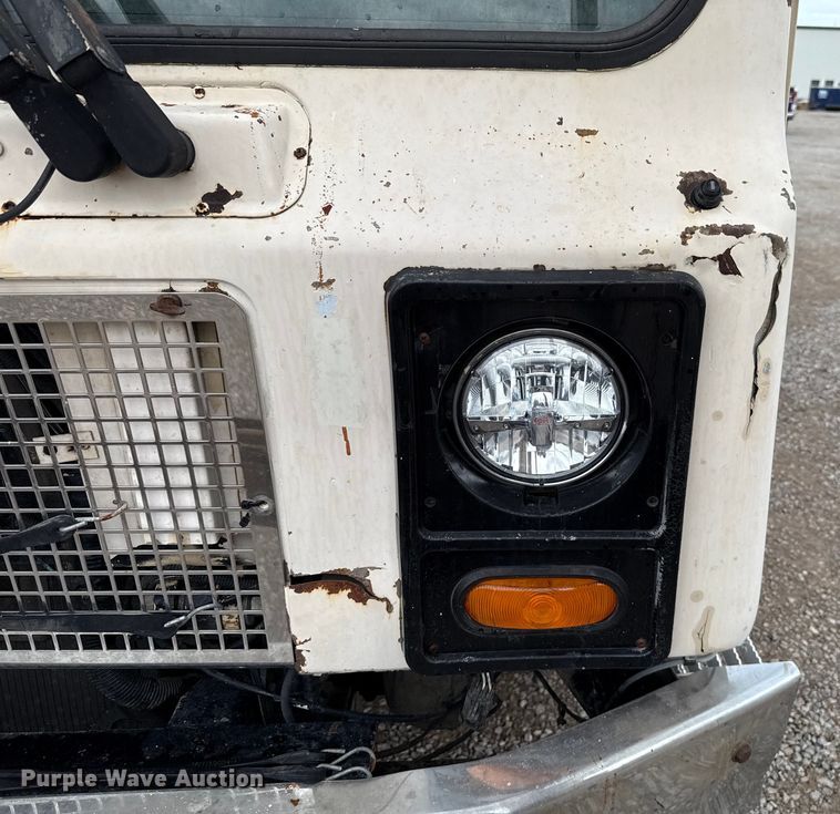 image for item EU2110 2002 Mack refuse truck