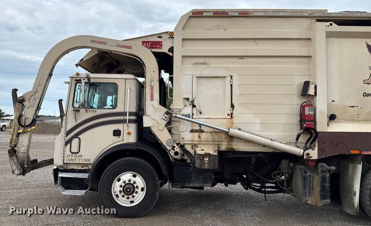 image for item EU2110 2002 Mack refuse truck