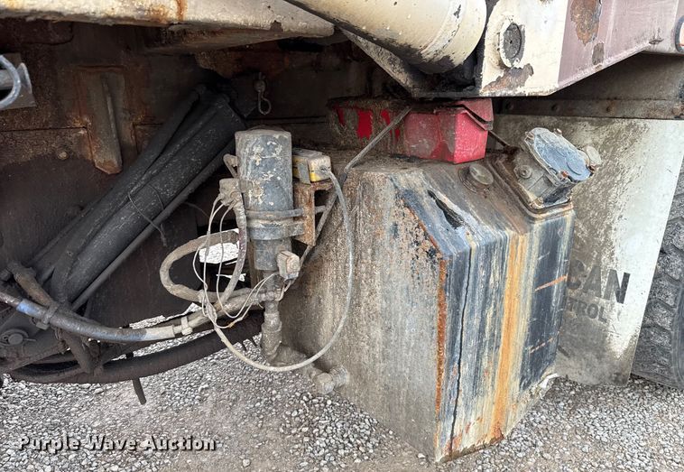 image for item EU2110 2002 Mack refuse truck