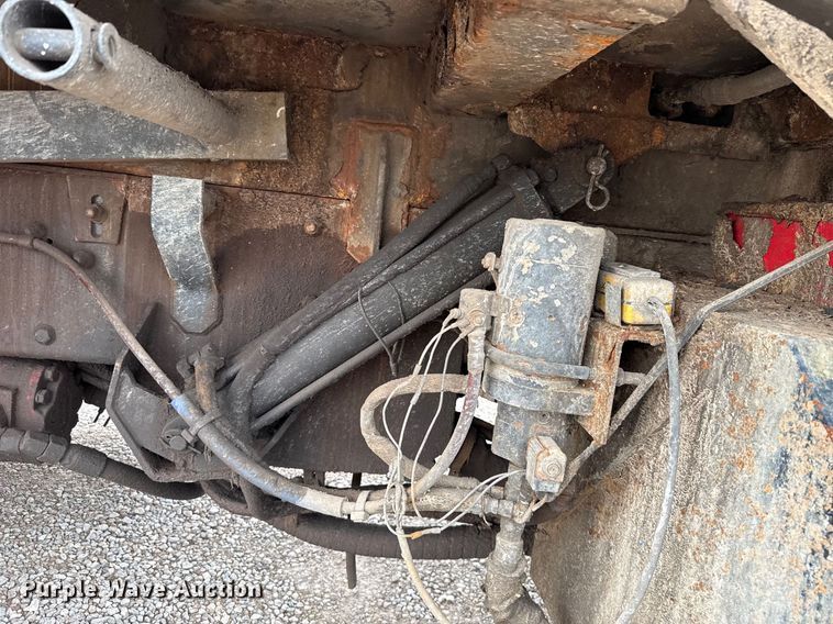 image for item EU2110 2002 Mack refuse truck