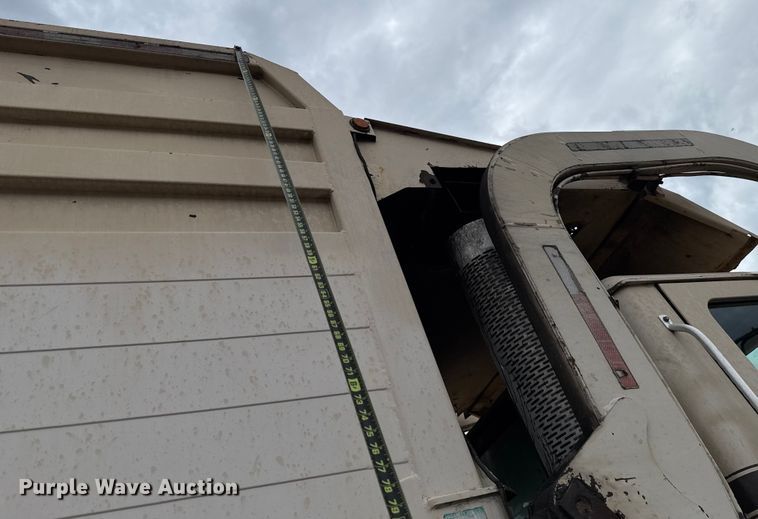 image for item EU2110 2002 Mack refuse truck