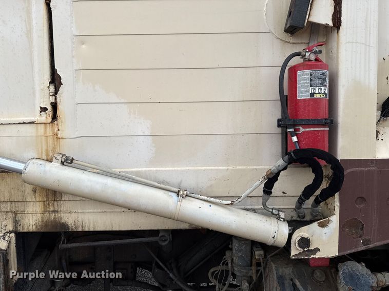 image for item EU2110 2002 Mack refuse truck