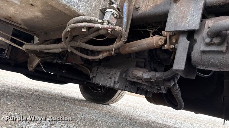 image for item EU2110 2002 Mack refuse truck