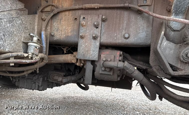 image for item EU2110 2002 Mack refuse truck