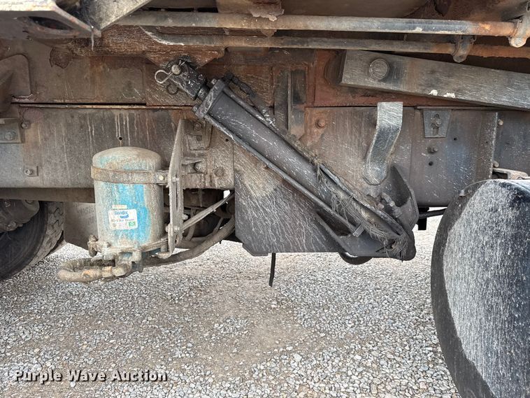 image for item EU2110 2002 Mack refuse truck