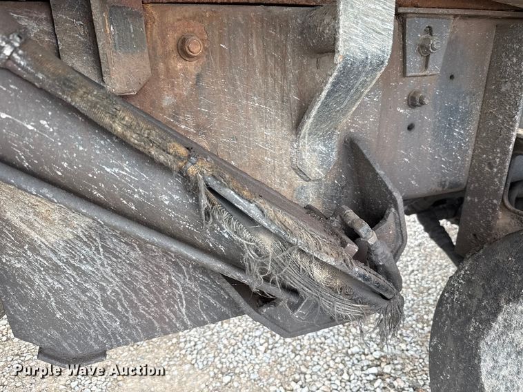 image for item EU2110 2002 Mack refuse truck