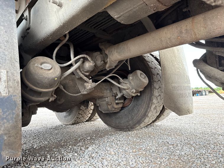 image for item EU2110 2002 Mack refuse truck