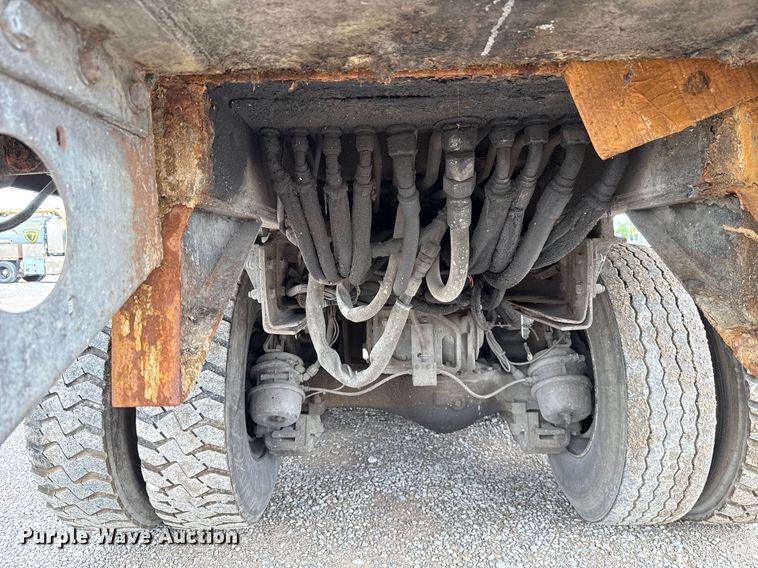 image for item EU2110 2002 Mack refuse truck