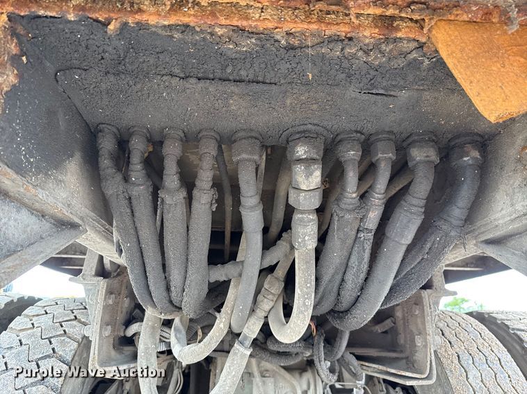 image for item EU2110 2002 Mack refuse truck